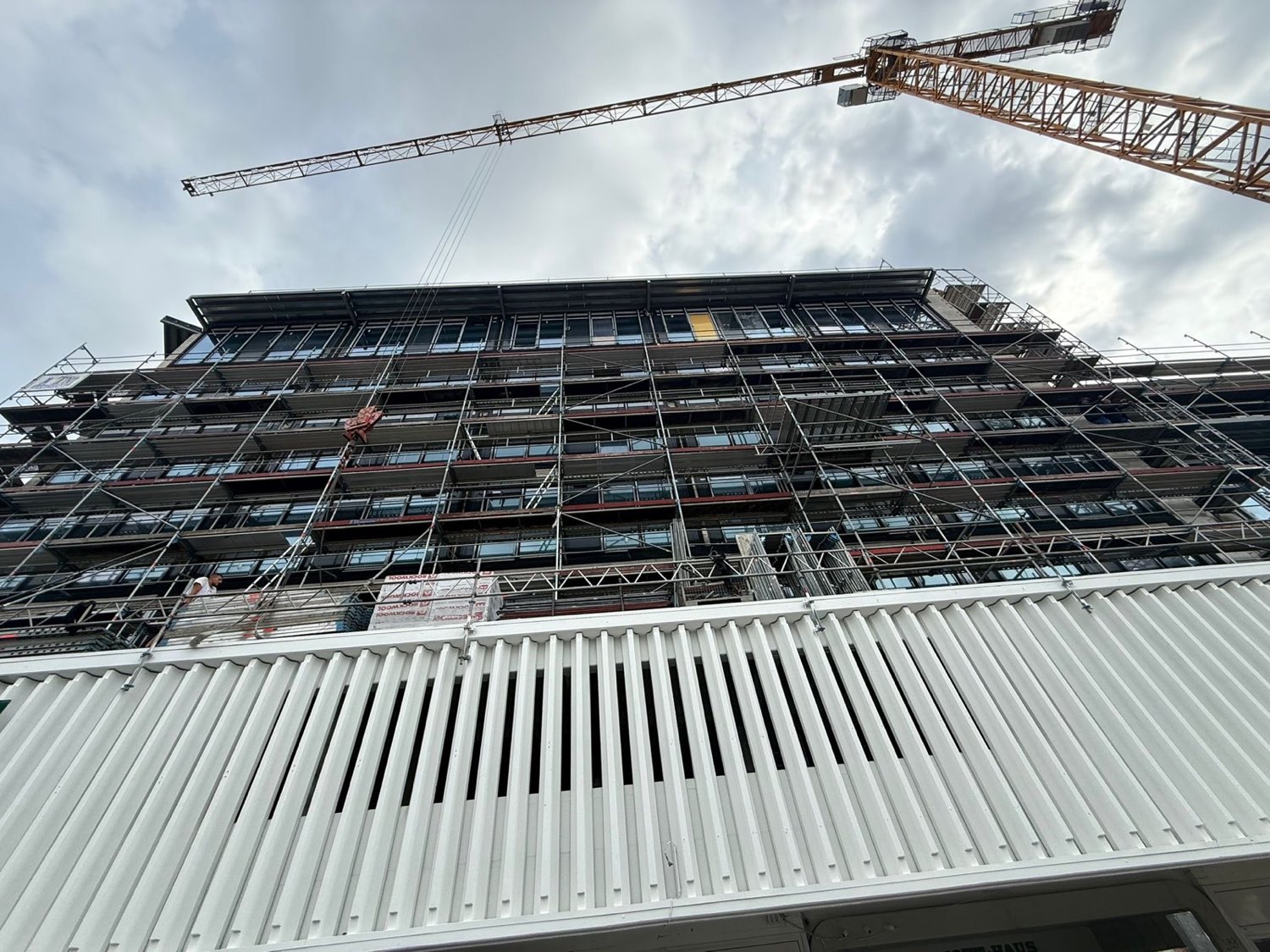 Großbaustelle im Wohnungsbau mit Baukran und Fassadengerüst in Bremen