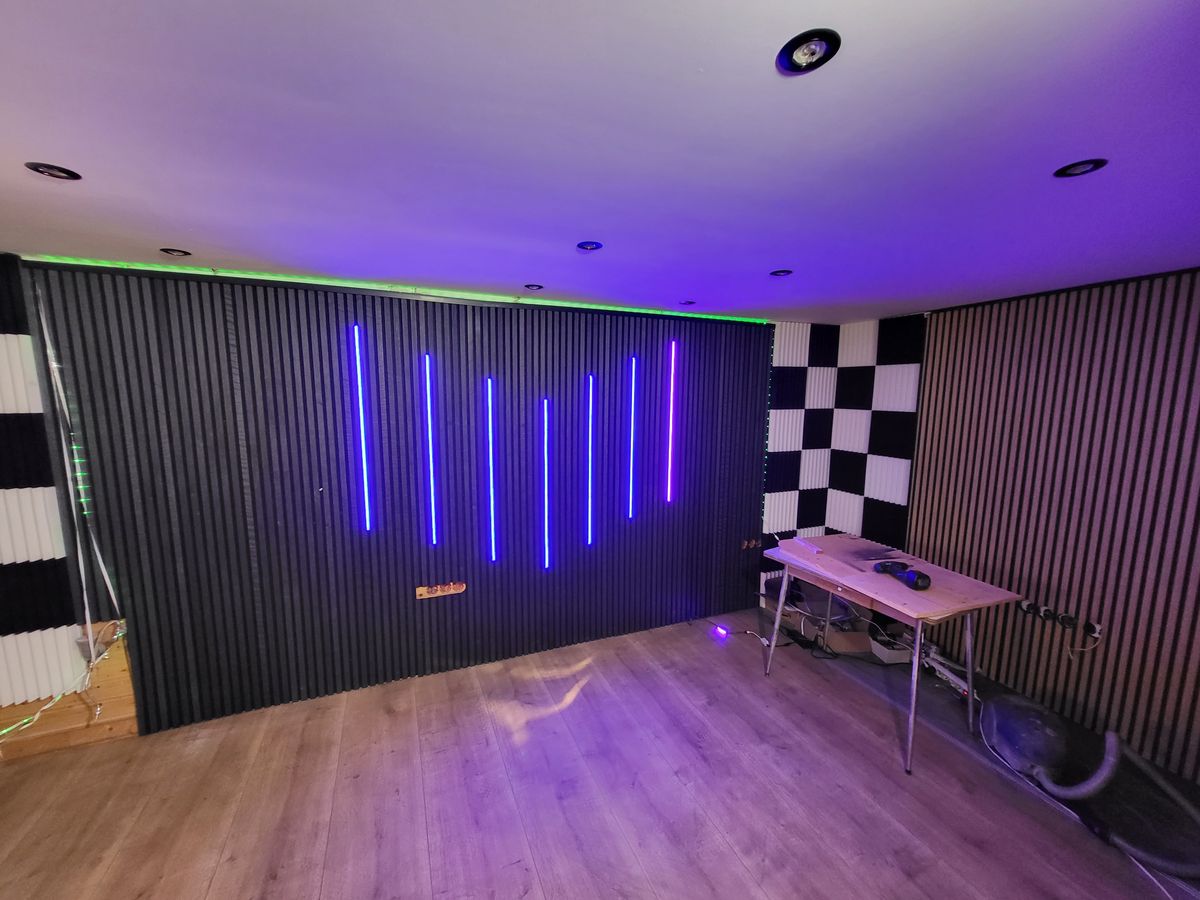 Studio mit Akustik-Lamellenwand und LED-Beleuchtung