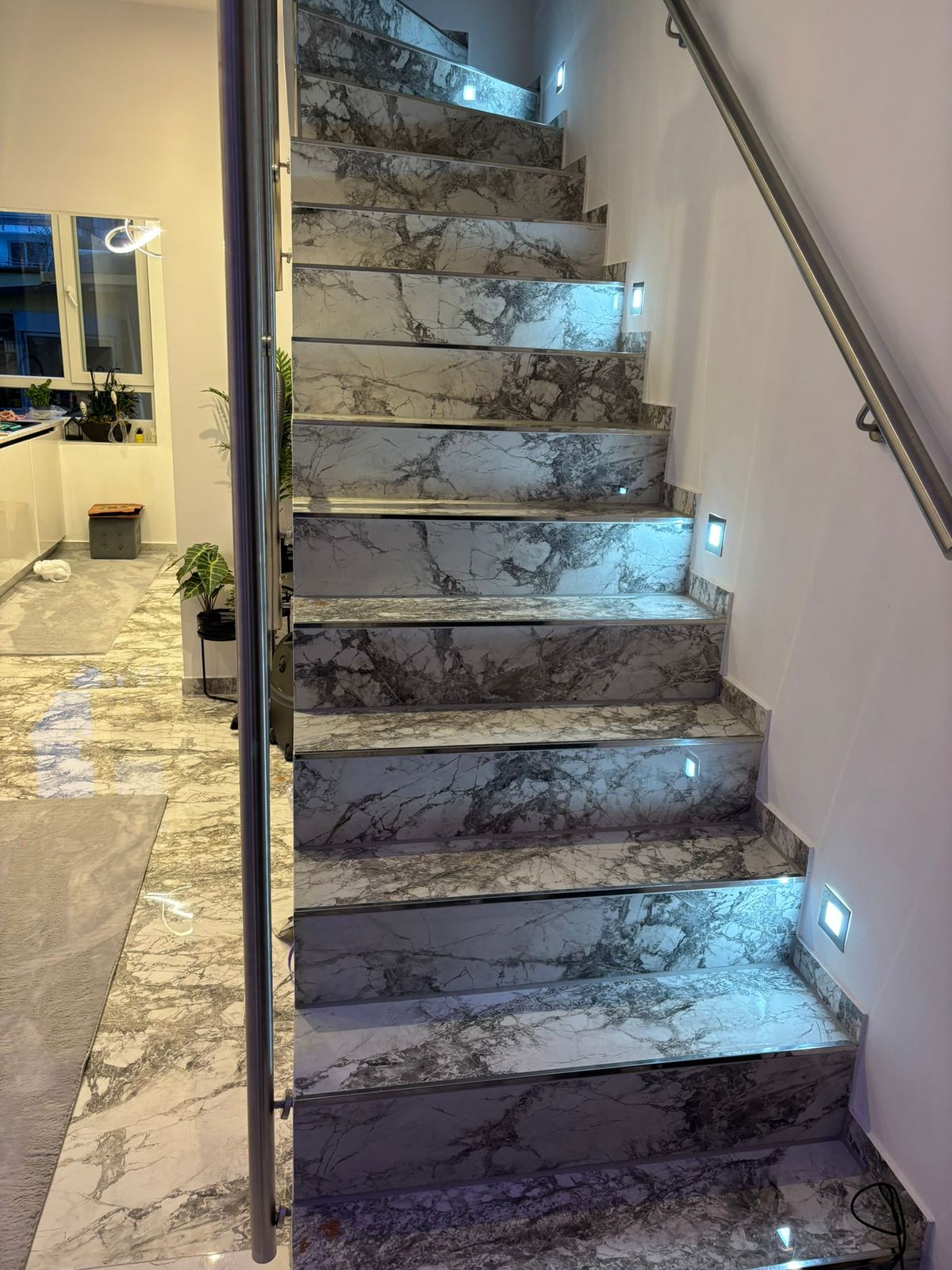 Marmortreppe mit Glasgeländer und LED-Beleuchtung in Bremen
