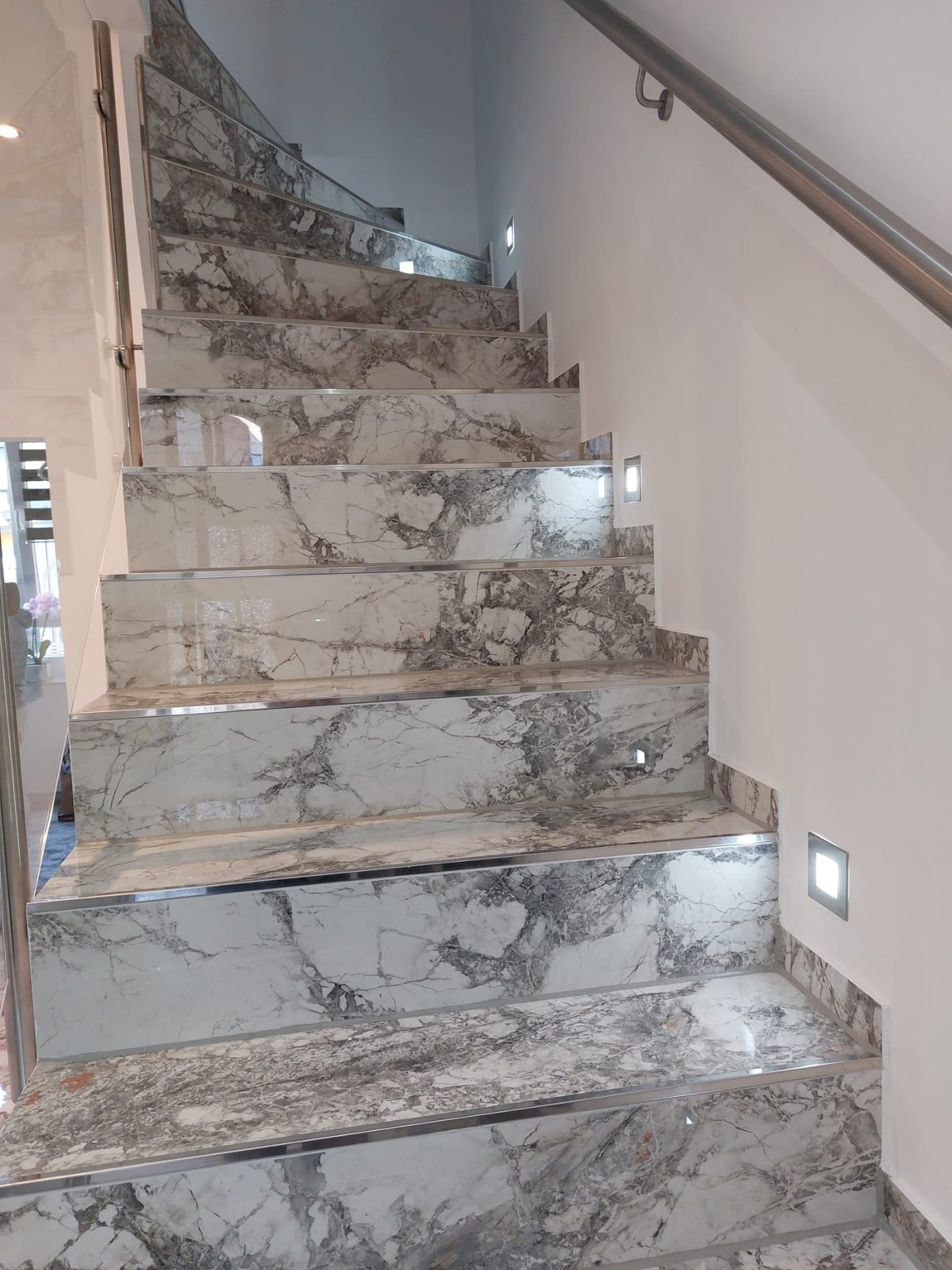 Premium-Marmortreppe mit LED-Stufenbeleuchtung